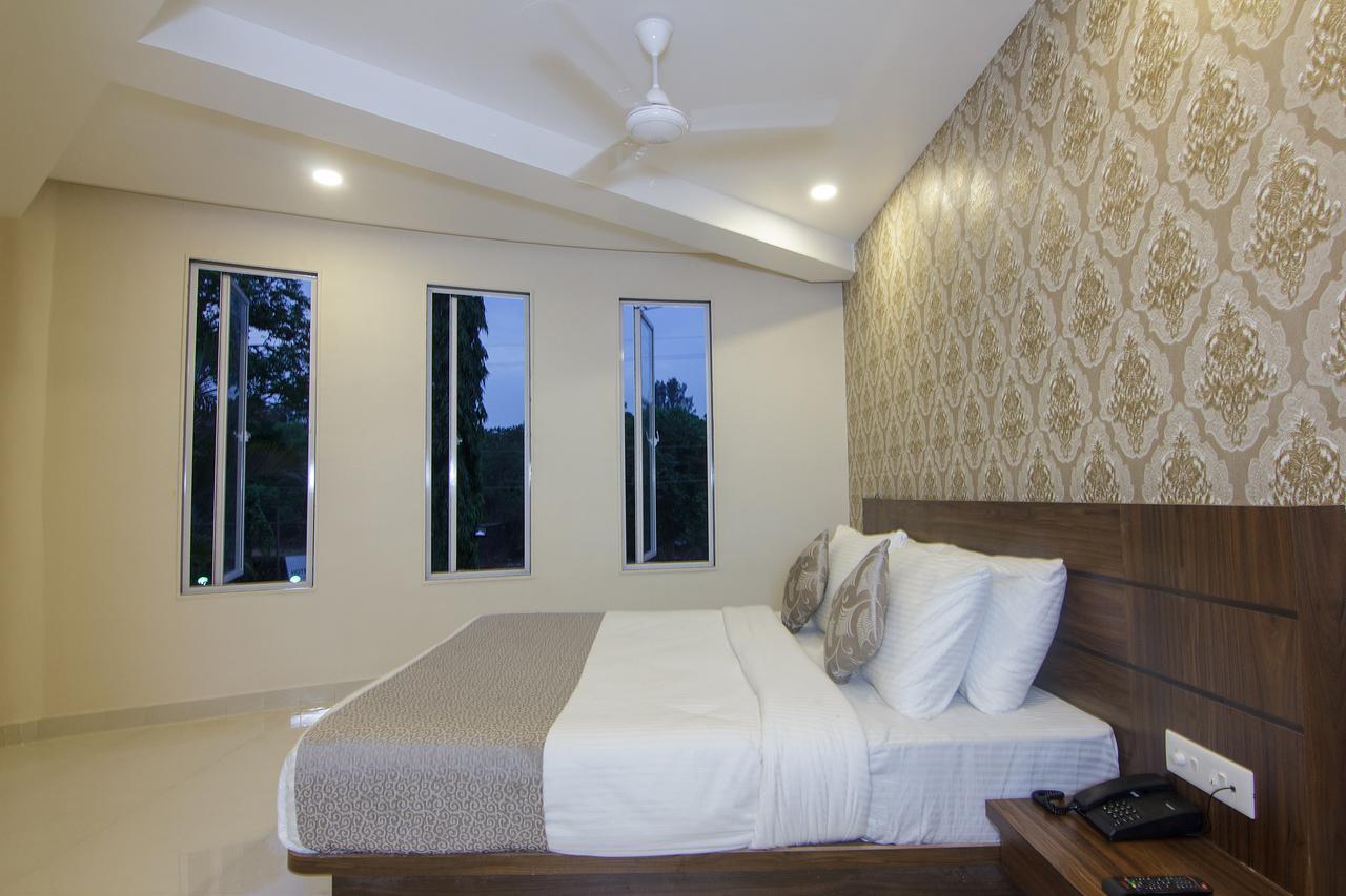 Strand Resort Lonavala Exterior photo